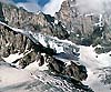 Вид на перевал Суган с места стоянок на правобережной морене ледника Доппах (снято с приближением)