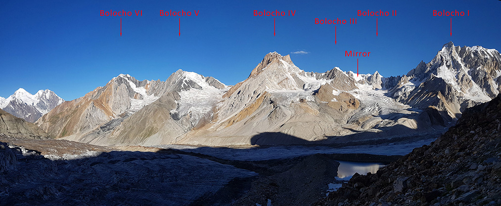 Вид на запад на озеро на стрелке ледников, на пики Bolocho I-VI и район перевала Зеркальный