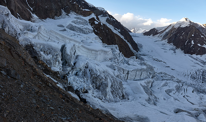 Панорама ледопада и правого скально-осыпного борта долины
