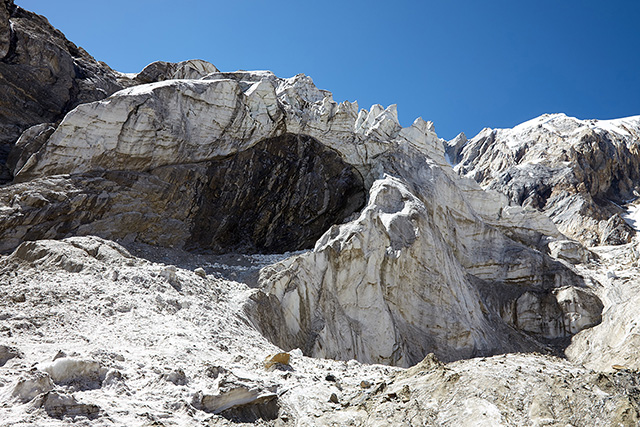 Висячий ледник орографически справа от пути спуска