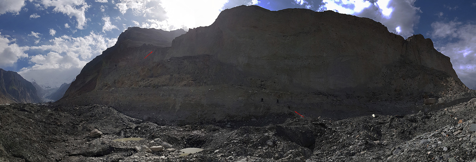 Конгломератный обрыв высотой 120м вдоль левого борта ледника Bualtar