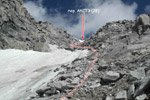 Начало ледника покрытого снегом в кулуаре на спуске с перевала АКСТЭ