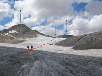 Вид на пер. Хотютау с плато Хотютау. 1 - г. Уллукамбаши, 2 - пер. Хотютау (основная, южная седловина), 3 - безымянная вершина, мемориал.