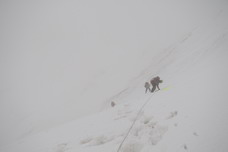 Первая веревка спуска на ледник Мир-Амин