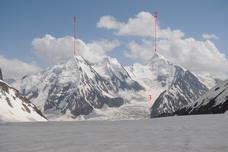 Вид вперед от начала основной зоны трещин (1 - пик Белый, 2 - пик Ахун, 3 - ледник Ахун)
