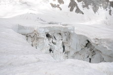 Разлом в левой части ледника