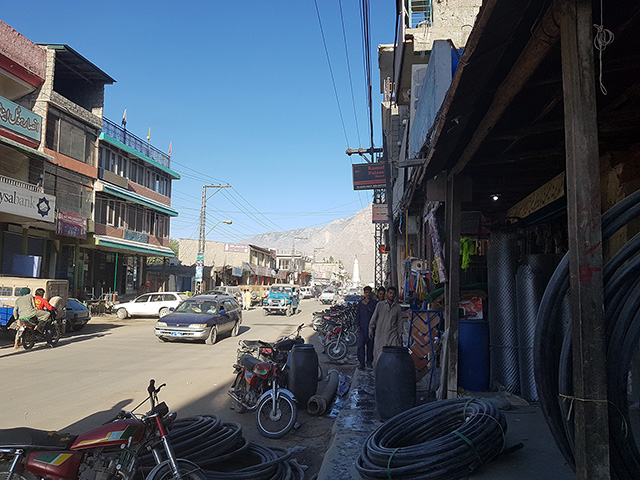 Одна из центральных улиц Skardu