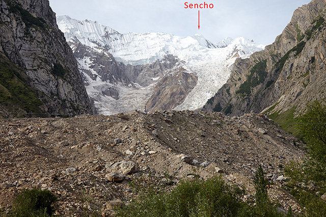 Вид на долину ледника Tippur Gans и пик Sencho (5846м)