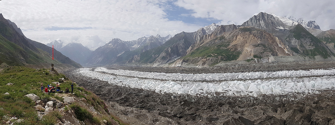 Тур у спуска тропы на ледник в обход реки Khurumal