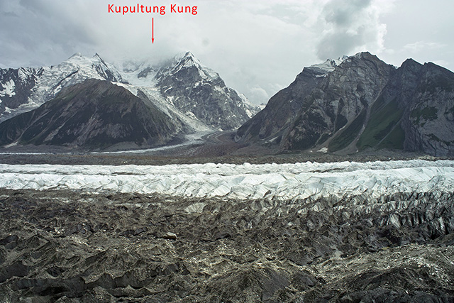 Место впадения ледника West Marpoh, пик Kupultung Kung в облаках