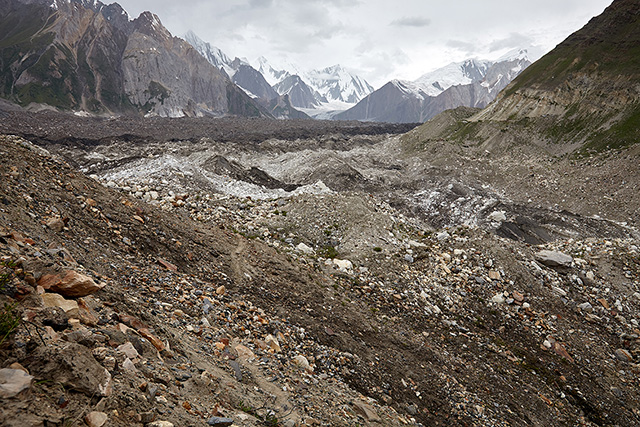 Вид от стоянки Bolocho на выход на ледник по моренным валам