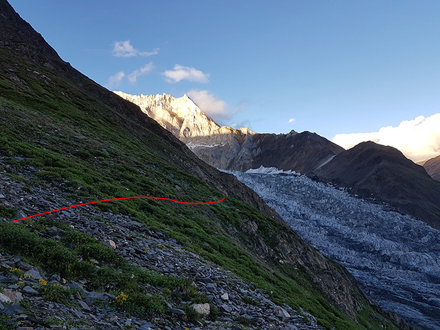 Выход тропы по склону отрога к базовому лагерю Spantik, на заднем плане ледник Basin