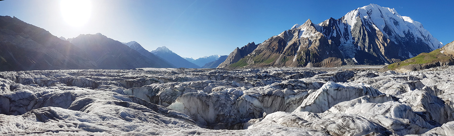 Вид вниз по леднику Chogo Lungma, в правой части панорамы пик Haramosh III (6253м)