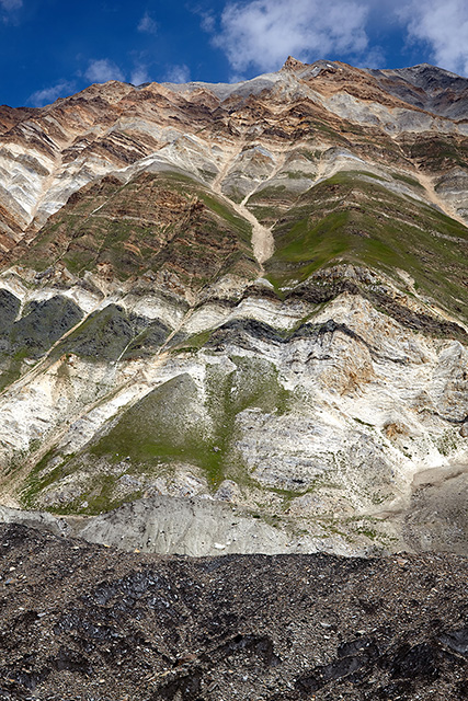 Полосатые породы водораздела между долинами ледников Sgari-Byen Gang и Moraine