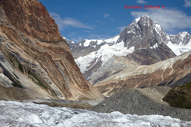 Впадение ледника Moraine в ледник Chogo Lungma, на заднем плане пик Gandes Chhish II (6346м)