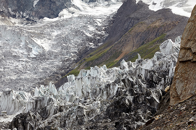 Ледопад на леднике Chogo Lungma напротив отрога