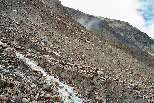 Ручей с висячего ледника пика Arencho