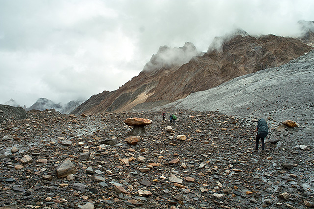 Путь по леднику Bolocho мимо впадения ледника с пика Entok