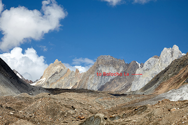 Вид из той же точки в верховья долины, "поворот" к перевалу Bolocho – перед светлой скалой