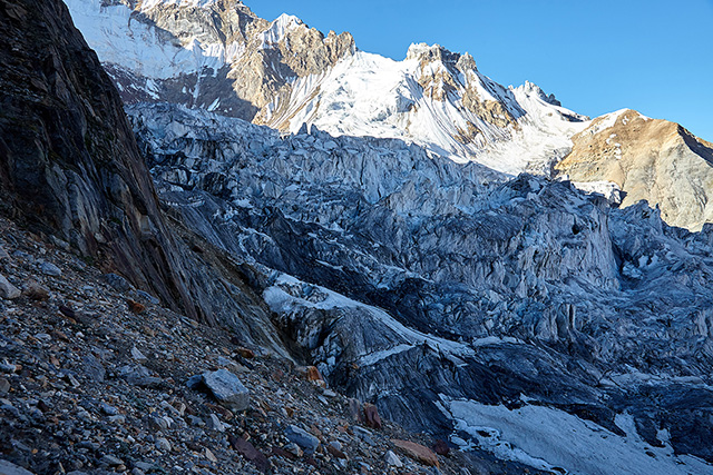 Вид с подъема по ложбине на ледопад