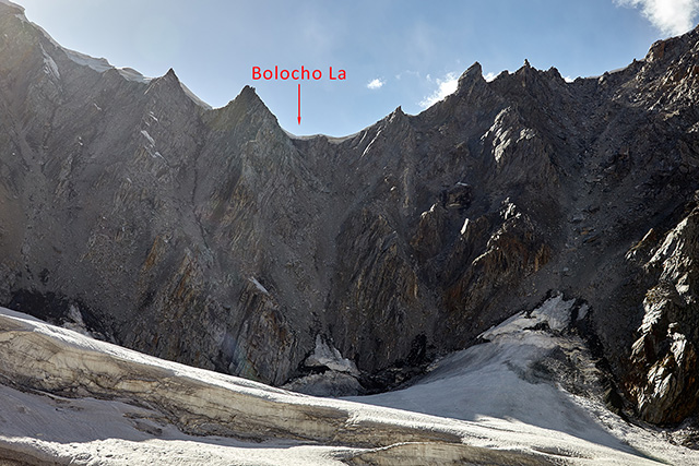 Вид на гребень перевала Bo9locho с ледника Kero Lungma (седловина – низшая точка в гребне)