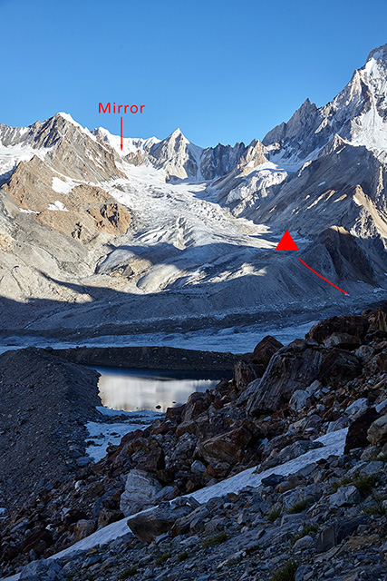 Скально-осыпной гребень, разделяющий ветви ледника Bolocho (вид с обхода ледопада при подъеме на перевал Bolocho)
