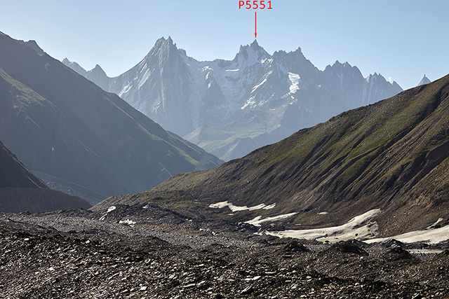 Вид вниз вдоль ледника Kero Lungma, на заднем плане пик P5551