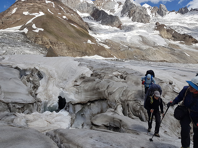 Зона трещин в районе впадения ледника, стекающего с перевала Nushik La