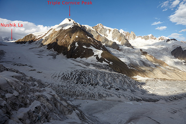 Район слияния истоков ледника Kero Lungma, на заднем плане Triple Cornice Peak