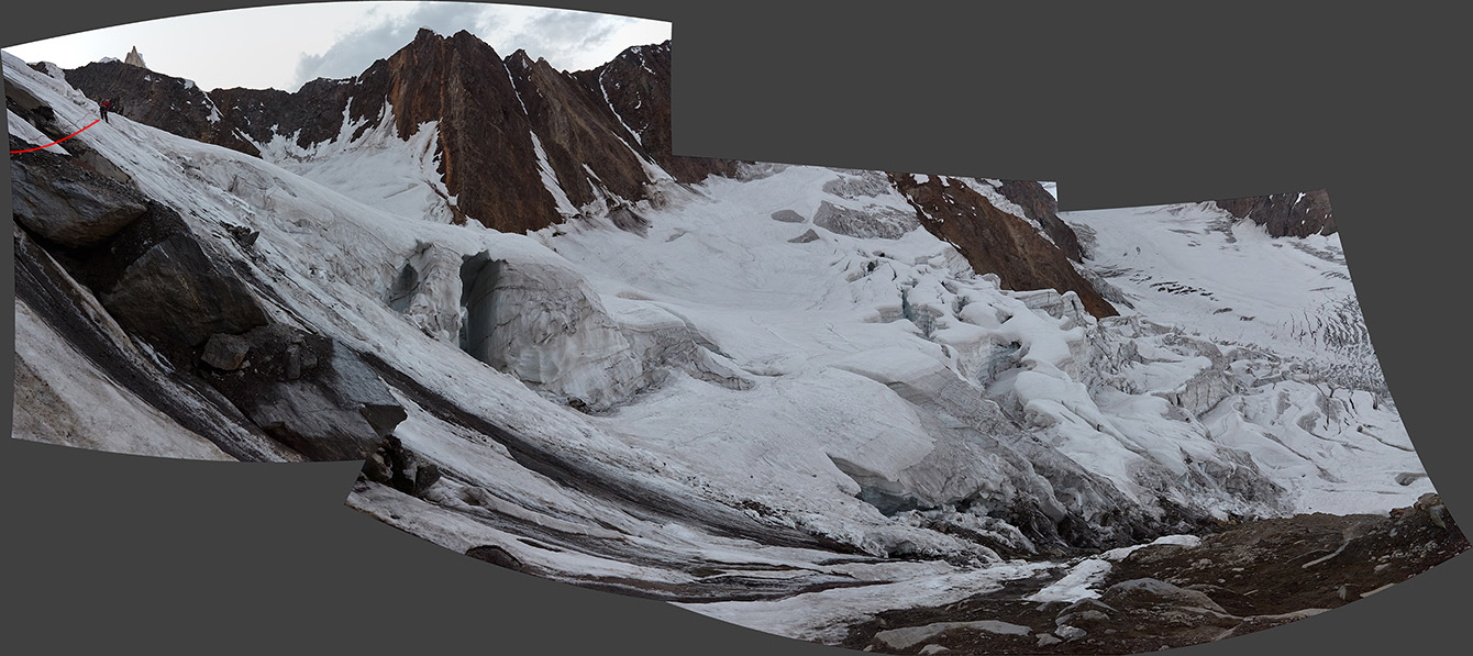 Панорама верхней части ледопада (в левой части панорамы – перильная веревка)