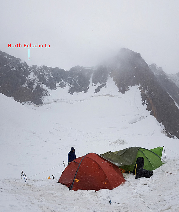 Отсидка в непогоду, на заднем плане перевал North Bolocho La