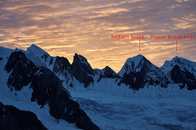 Пики Redakh Brakk (6000м) и Hispar Broad Peak (6050м) в правой части кадра