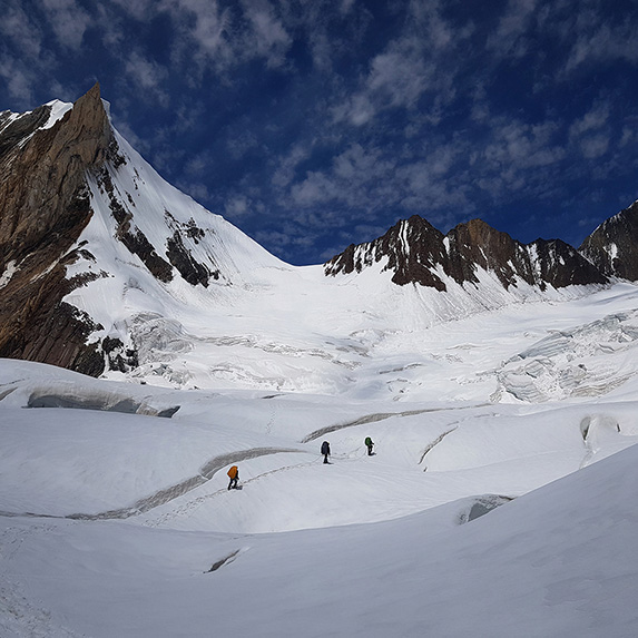 Переход к правому борту ледника, на заднем плане перевал в плече пика Bolocho