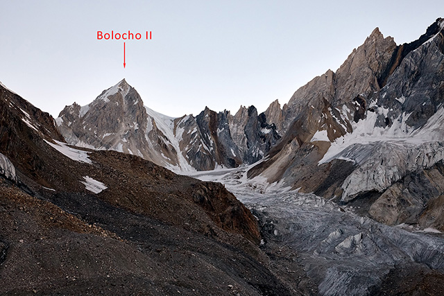 Вид на ледник цирка перевала Зеркальный с подъема на перевал Bolocho