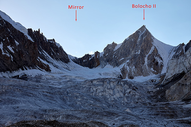 Ледопад, на заднем плане перевал Зеркальный и пик Bolocho II (5410м)