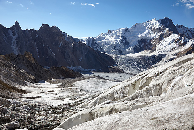Вид вниз при обходе ледопада вдоль левого борта