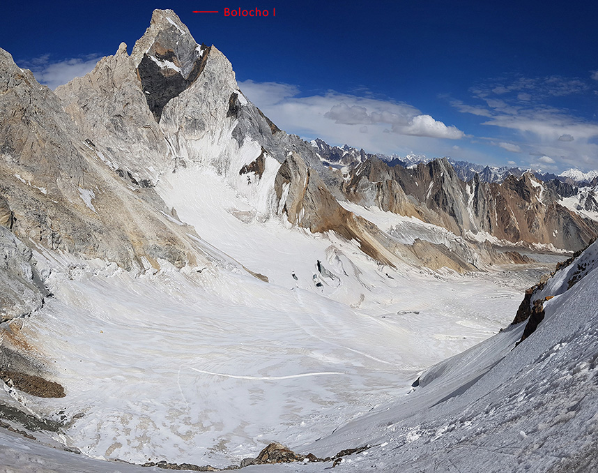 Вид с седловины на путь подъема и ледник, на заднем плане пик Bolocho I