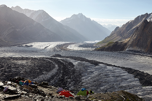 Базовый лагерь, вид вниз по леднику Chogo Lungma