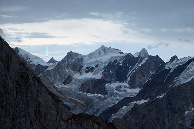 Вид из лагеря C1 на район перевала с ледника Moraine на ледник Sgari-Byen Gang