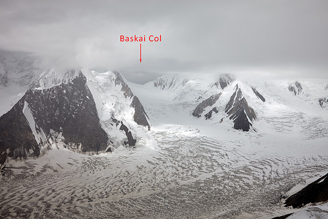 Панорама участков ледника с мульдами и с ледопадом с гребня пика Spantik