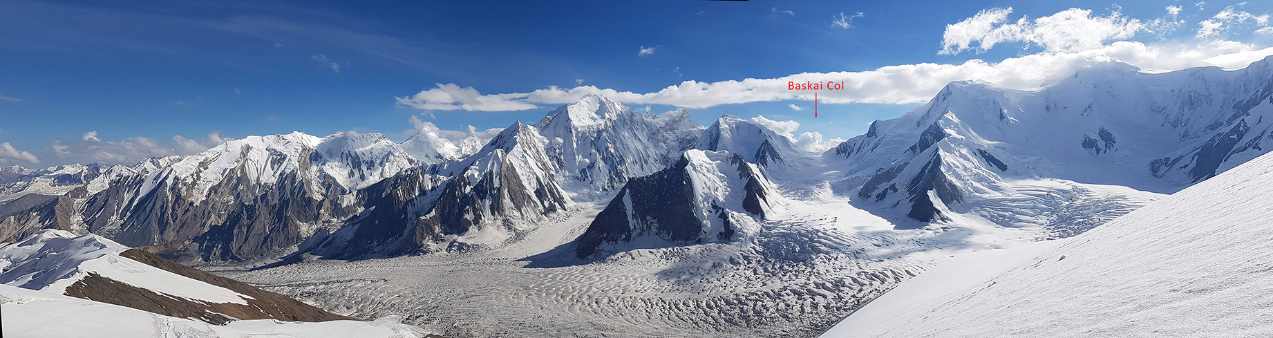 Панорама участков ледника с мульдами и с ледопадом с гребня пика Spantik
