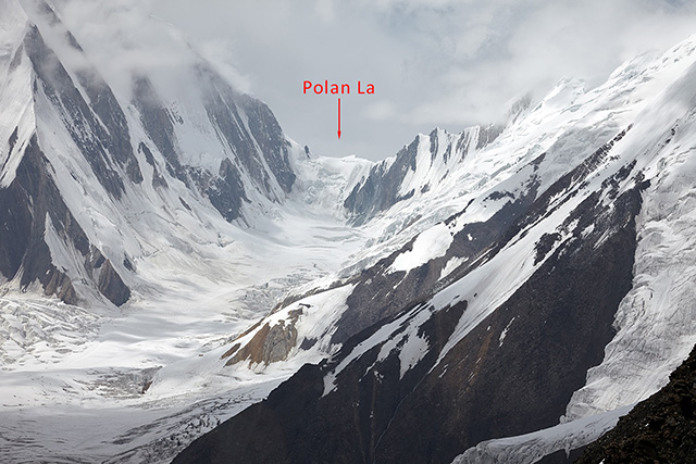 Вид на верхнюю часть ледника Chogo Lungma и перевал Polan La с гребня пика Spantik