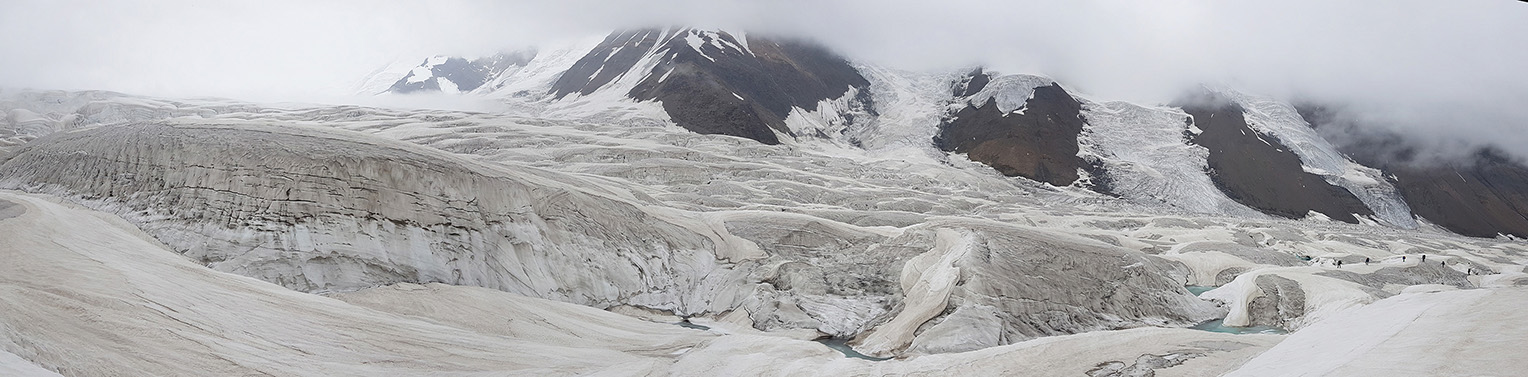 Панорама участка ледника с заснеженными мульдами