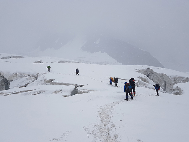 Ледопад в месте впадения ледника с перевала Baskai Col в ледник Chogo Lungma