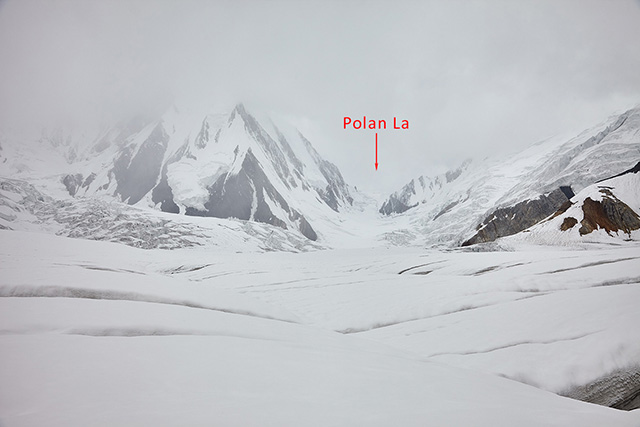 Разорванный ледник выше ледопада, вид на перевал Polan La