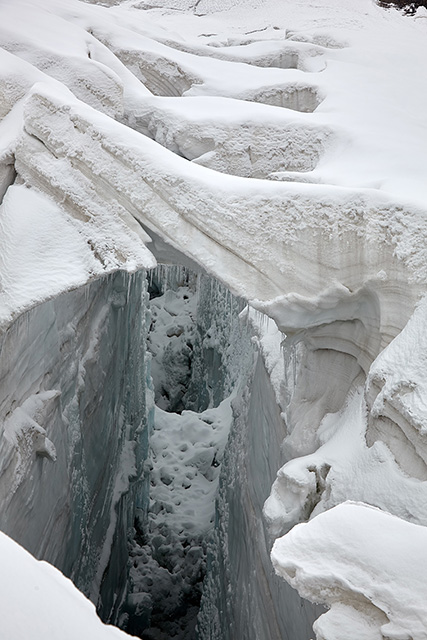 Снежные мосты на разорванном леднике