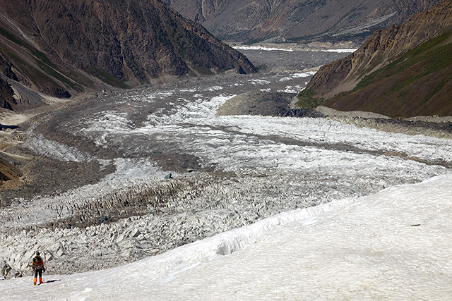 Вид вниз на основной ледник Sumayar Gang