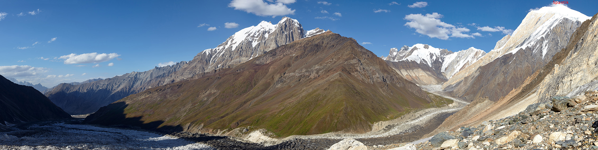 Панорама ледников Sumayar Gang и Golden Peak, в правой части – пик Spantik