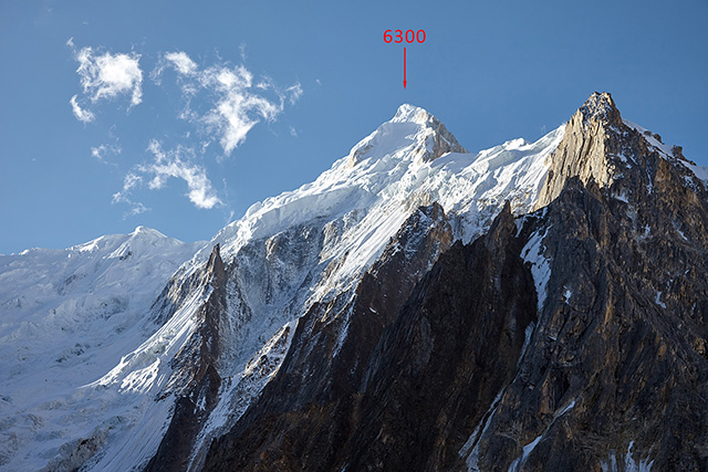 Пик 6300, слева от него – гребень, ведущий на плато пика Spantik