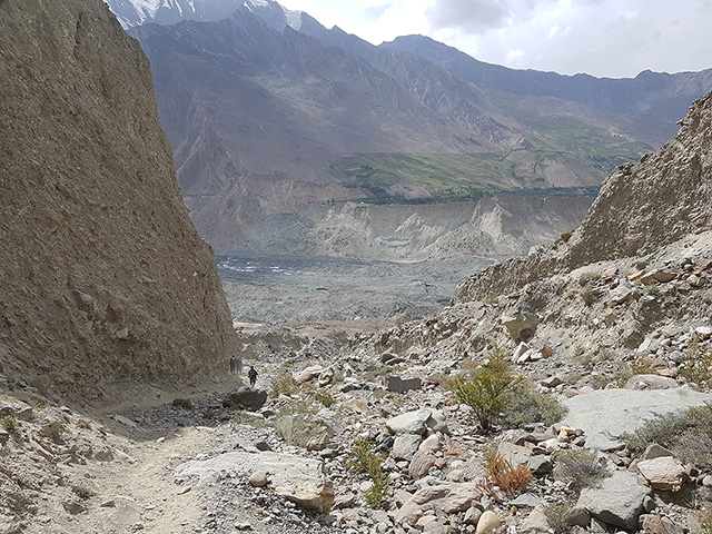 Спуск с конгломератного гребня между ледниками Barpu и Bualtar (Kapel)